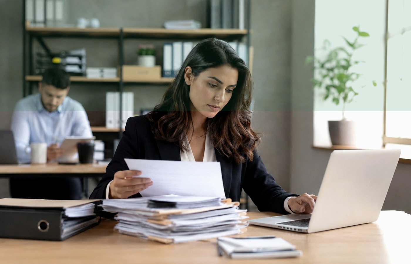 Documents et ordinateur en contexte professionnel